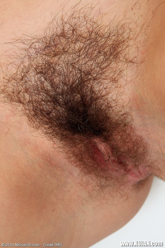 Brunette Jessica Fiorentino spreads her hairy twat - Photo #2445028