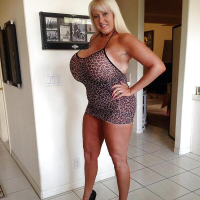 Huge tits Kayla Kleevage