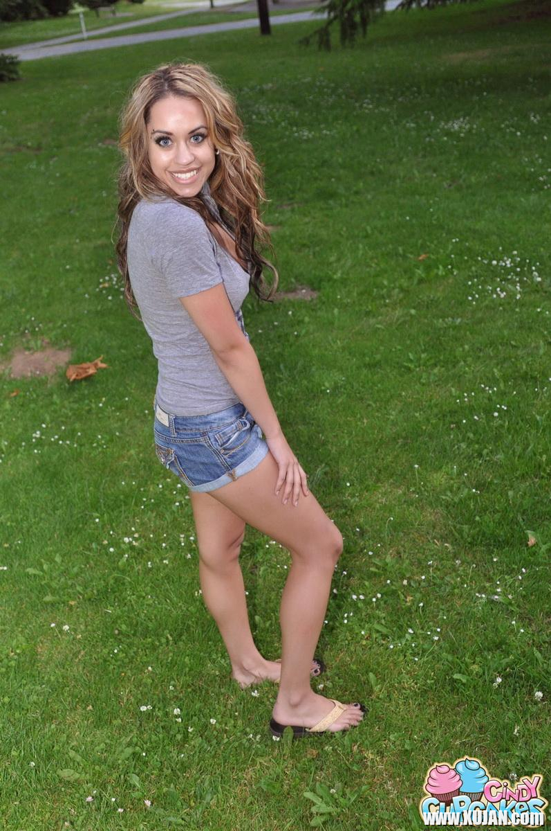 Pictures of Cindy Cupcakes flashing outside - Photo #2453555