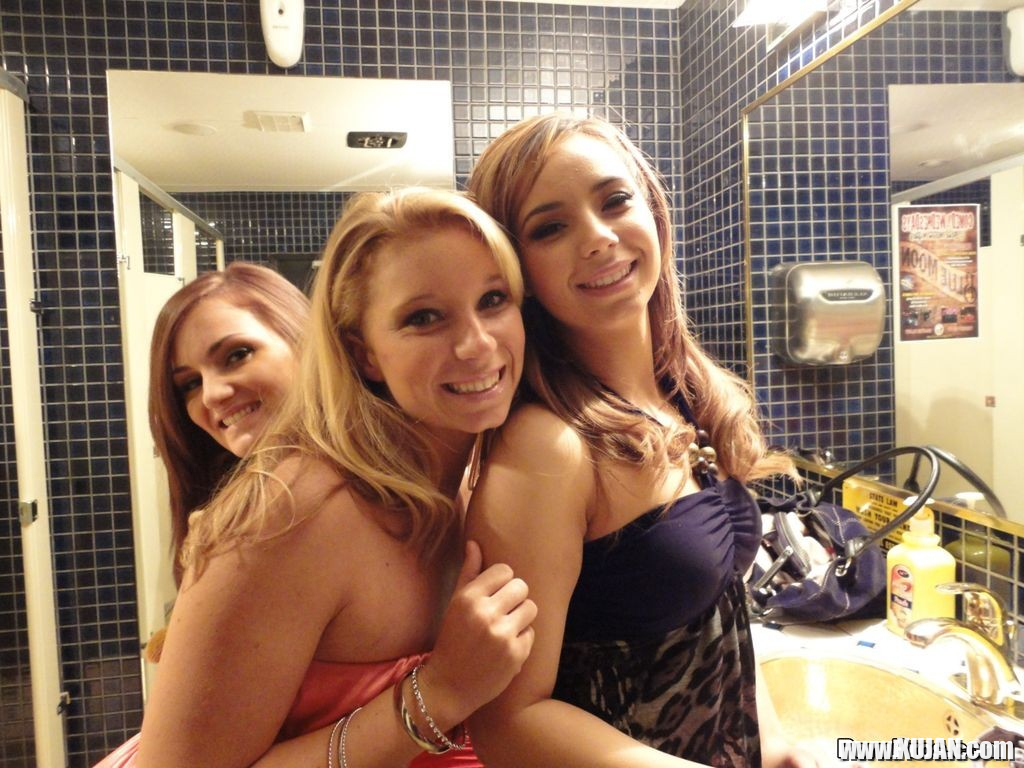 Rosalie Ruiz parties hard with her girlfriends - Photo #2466380