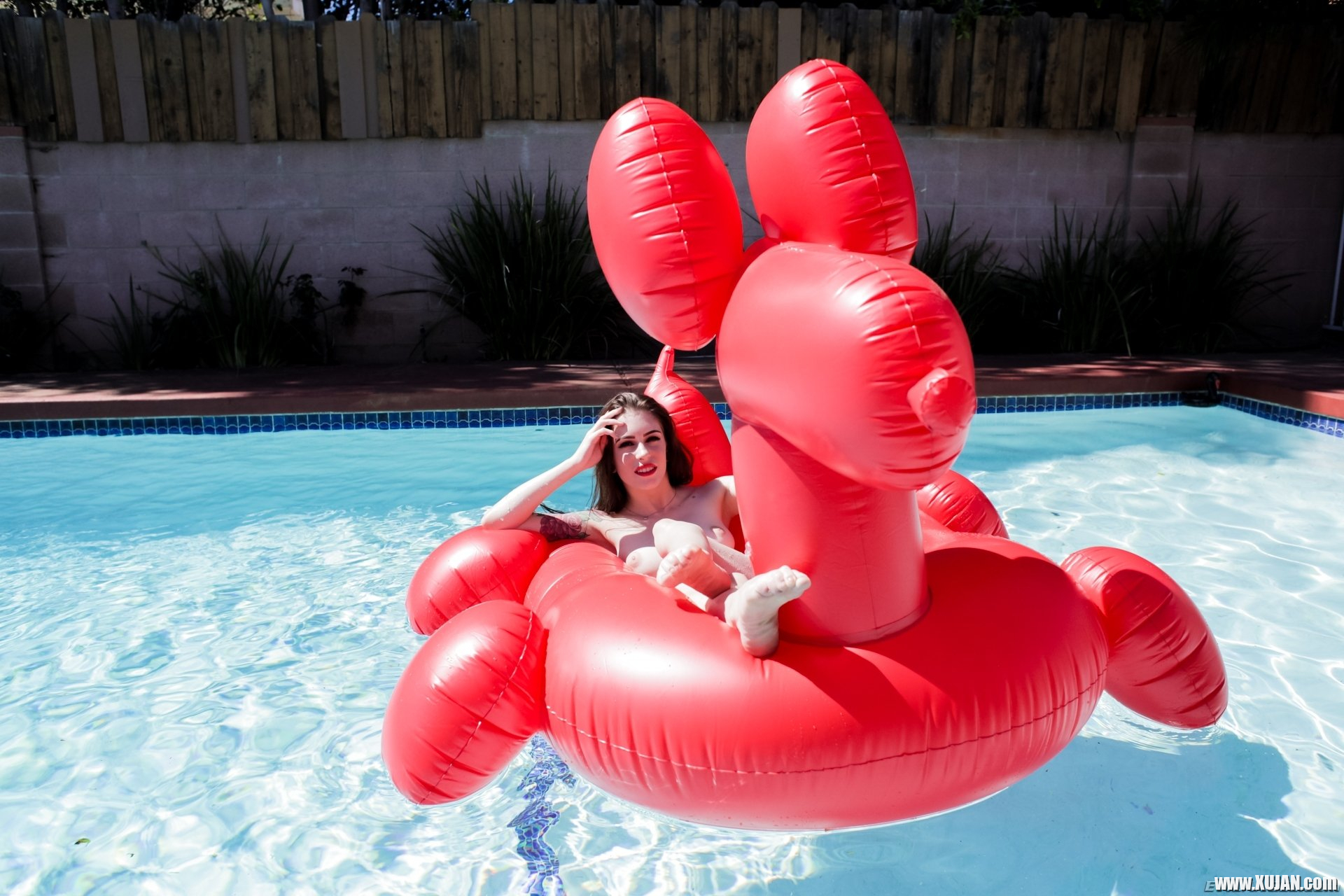 Crystal underwater footage shows snowwhite Anna de Ville spreading her hairless holes in the pool Bill Bailey sucks her toes and licks her gash Still in the pool she masturbates as shes fucked and gives slobbery head Inside the slut takes a serious - Photo #2469476