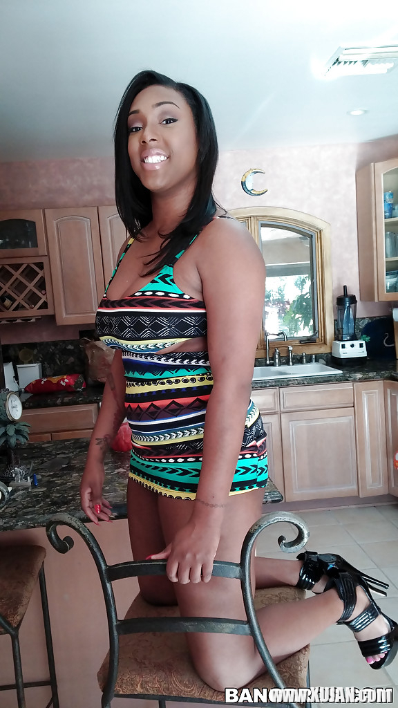 No matter where she goes Lisa Tiffians ebony ass looks delicious - Photo #2475164