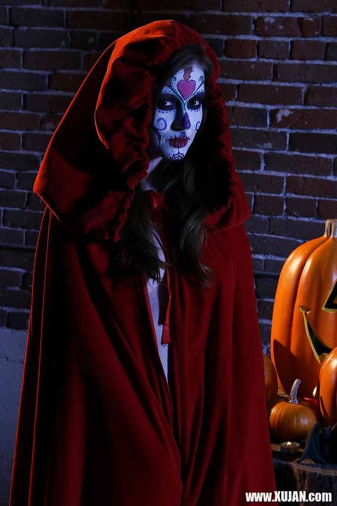 Tempting cosplay chick Nikki Rhodes showcasing her seductive curves - Photo #2478945