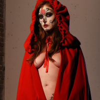 Tempting cosplay chick Nikki Rhodes showcasing her seductive curves