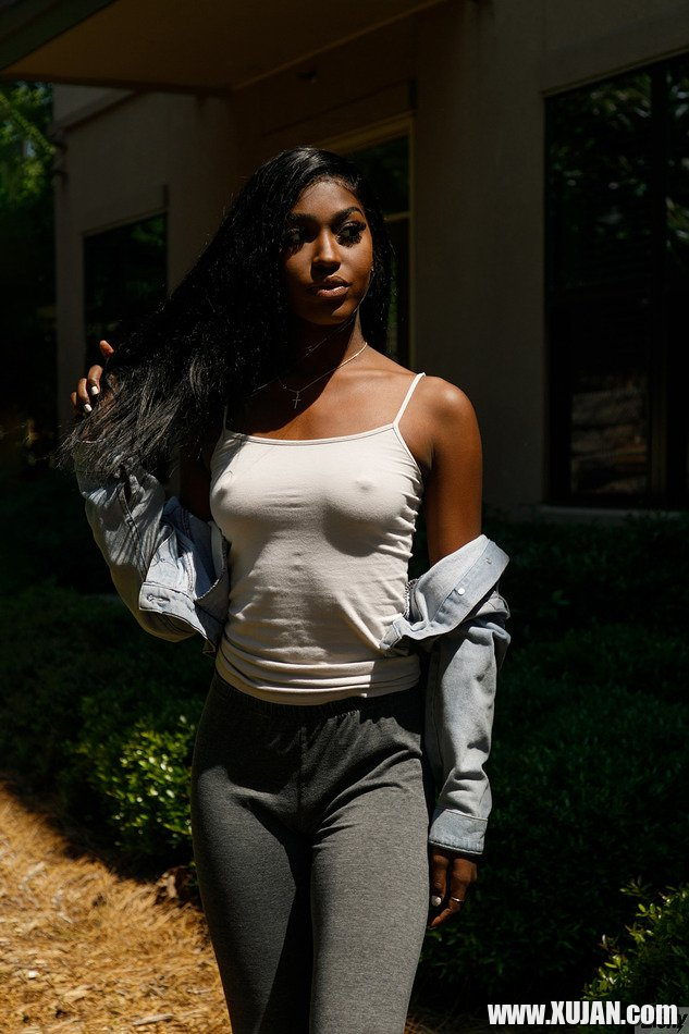 Ebony beauty Kelsey Jones flaunts her chocolate titties outdoors - Photo #2494278
