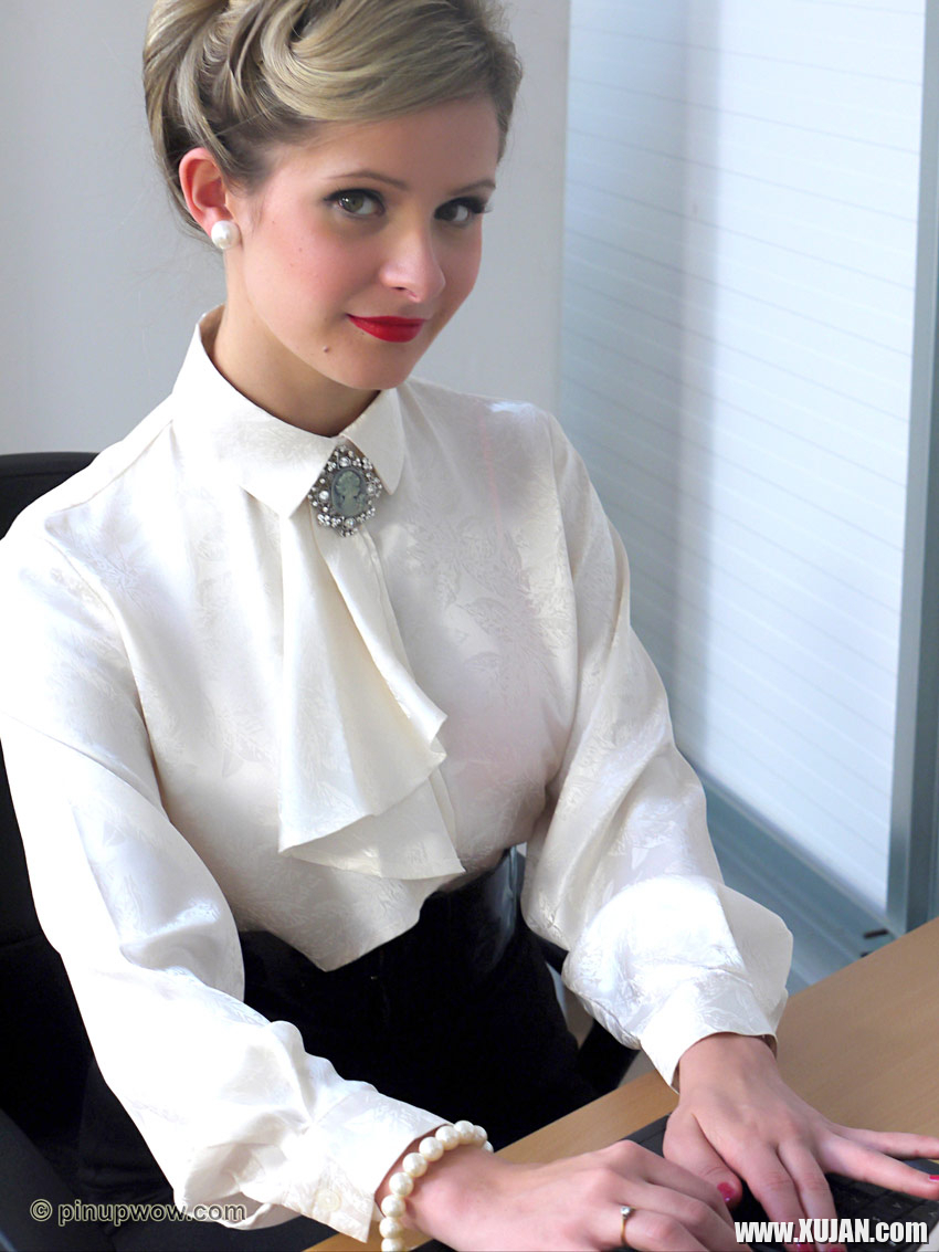 Sexy blonde secretary Elle Richie strips to stockings in vintage pinup porn - Photo #2495731