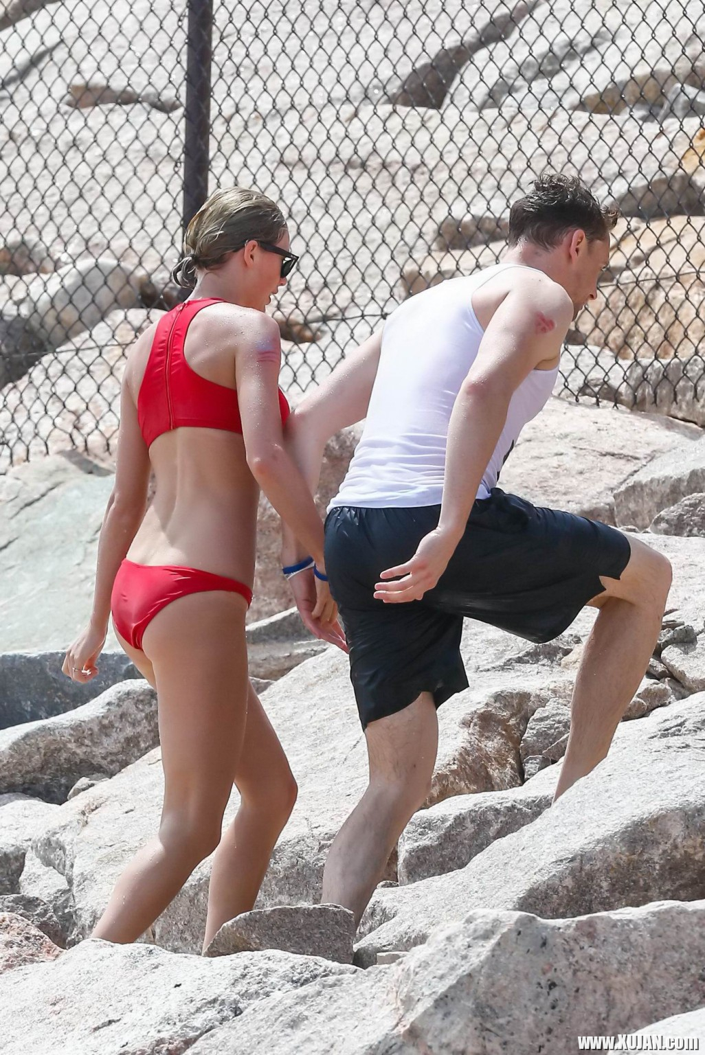 Taylor Swift and Blake Lively showing sexy bikini asses - Photo #2497102