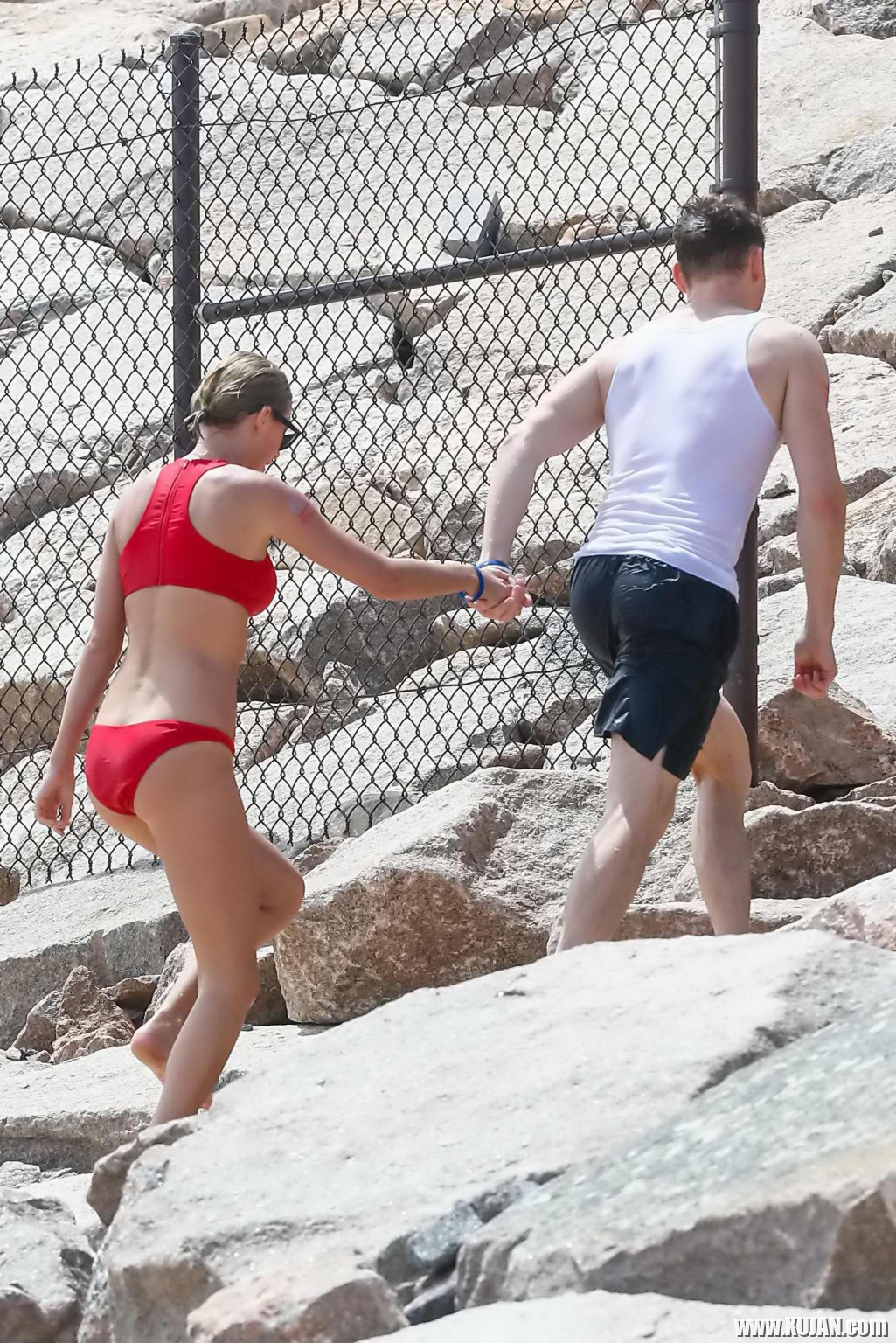 Taylor Swift and Blake Lively showing sexy bikini asses - Photo #2497103