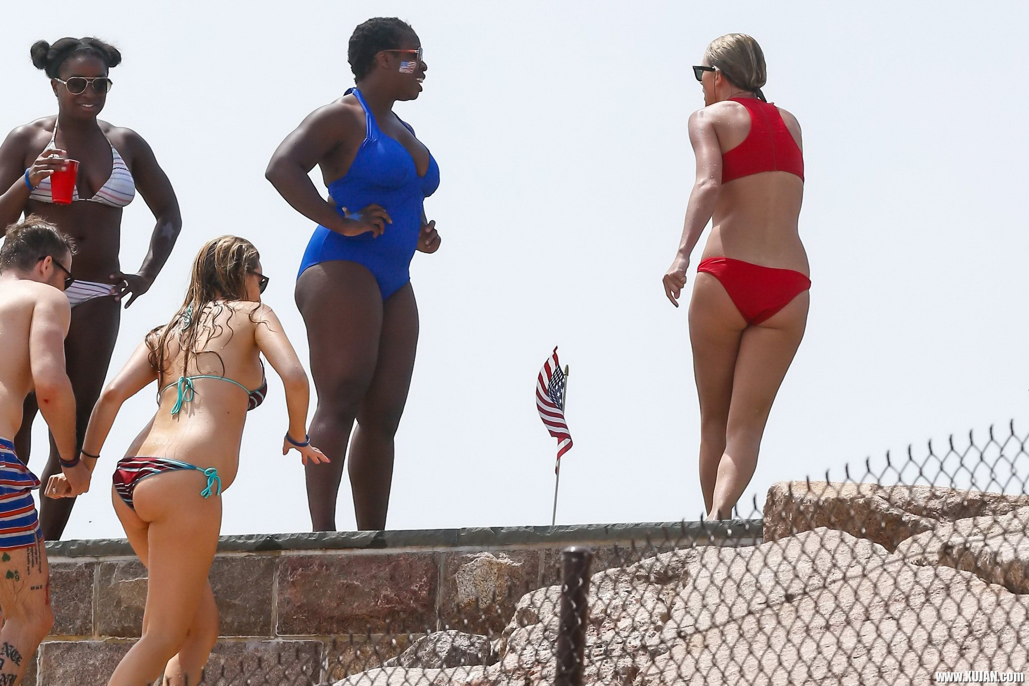 Taylor Swift and Blake Lively showing sexy bikini asses - Photo #2497106