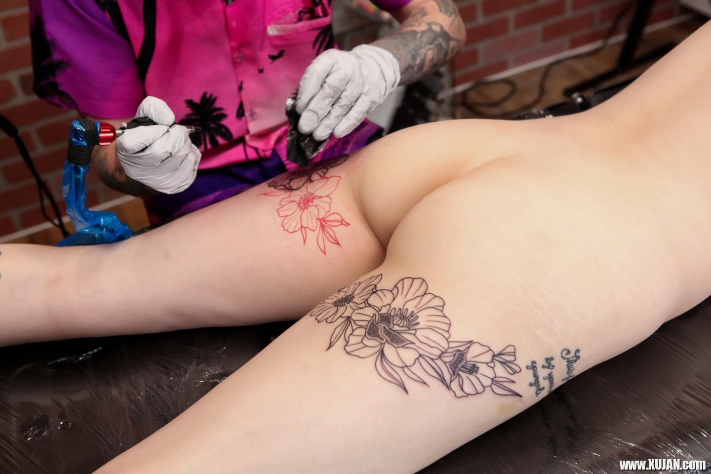 Nude blonde babe Arielle Aquinas gets tattooed - Photo #2513760