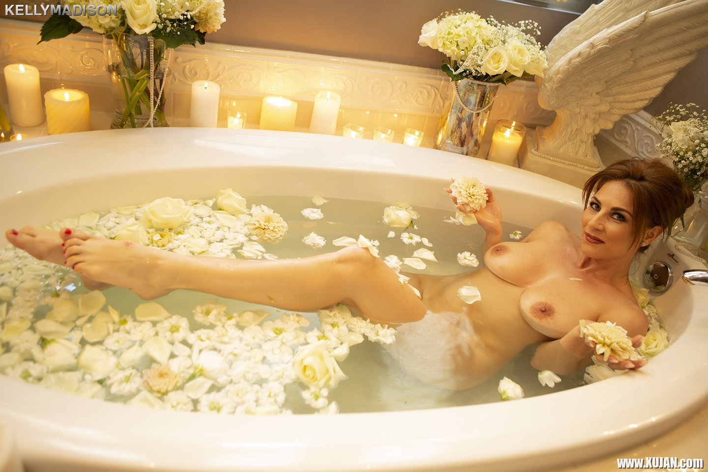Busty Roberta Gemma lounges sensually in Bathtub - Photo #2516891