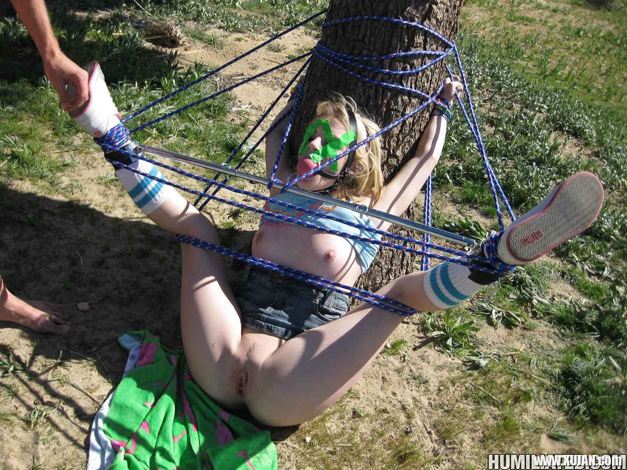 Ally Ann helplessly fucked by the tree - Photo #2524297