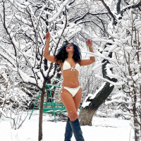 Լողազգեստով Անի Լուպե