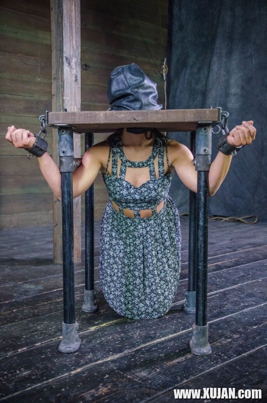 Mia Gold is bound in metal with leather mask and clamps - Photo #2534754