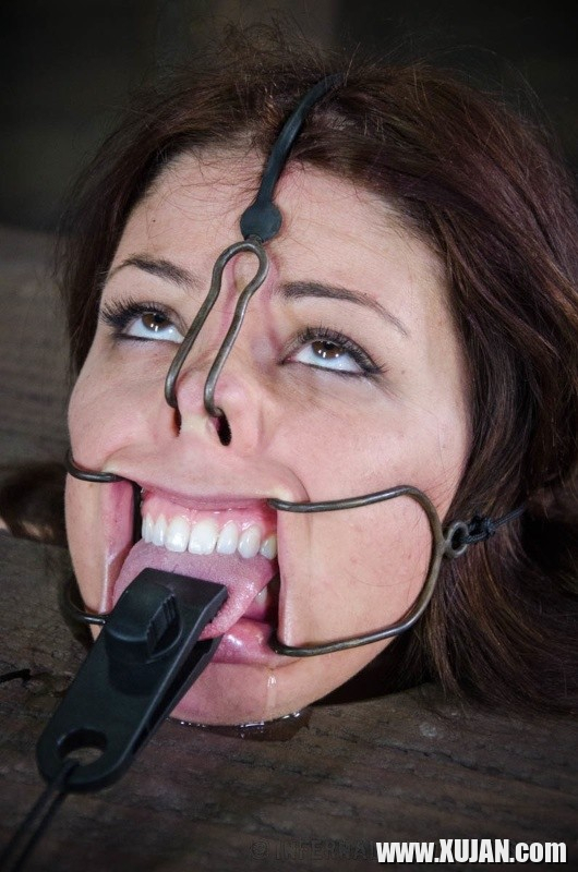 Mia Gold is bound in metal with leather mask and clamps - Photo #2534759