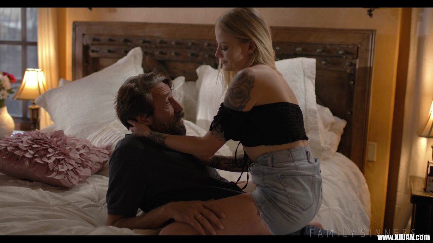 Tattooed chick Paris White makes a friend cum on her face - Photo #2538387