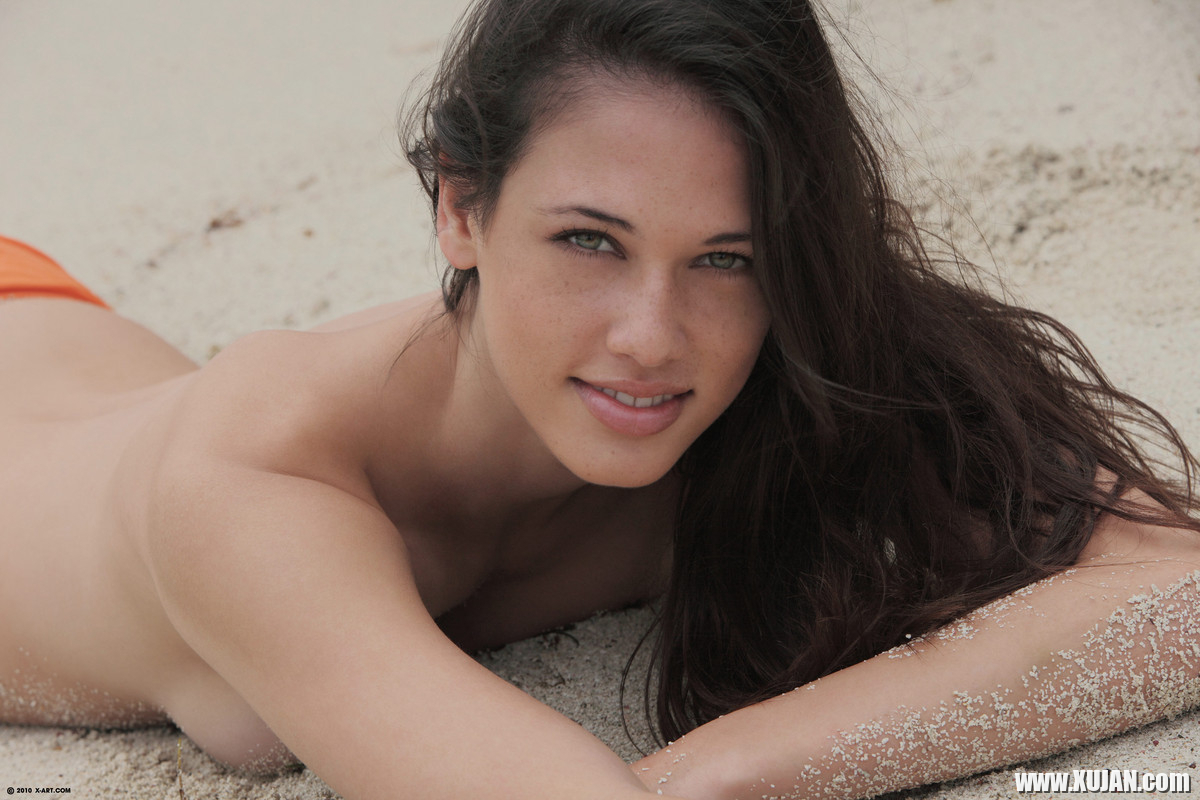 Bikini babe Tiffany Thompson teasing on beach - Photo #2552600