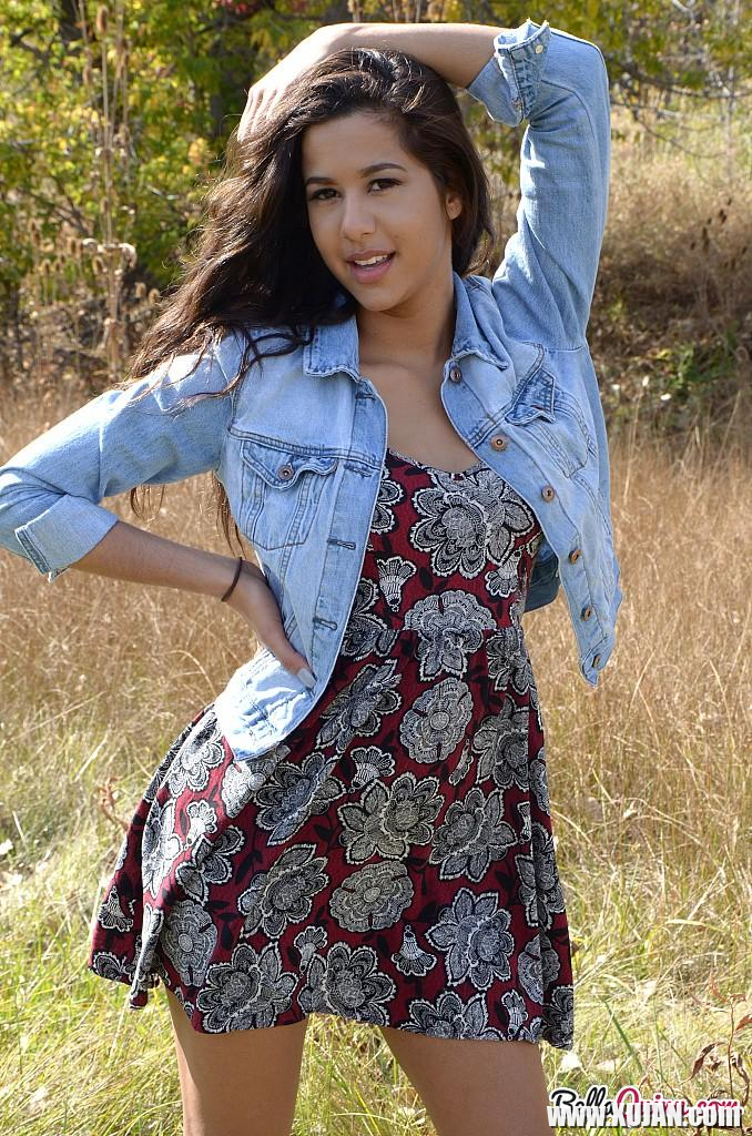 Brunette beauty Bella Quinn poses for you in the field - Photo #2553230