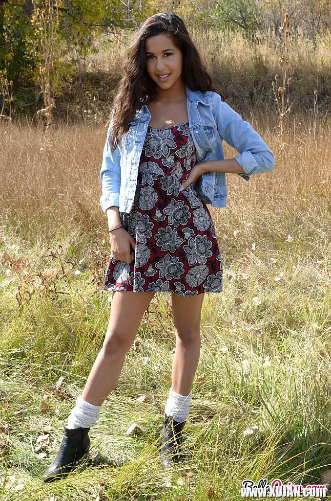 Brunette beauty Bella Quinn poses for you in the field - Photo #2553231