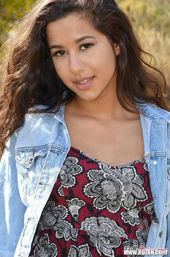 Brunette beauty Bella Quinn poses for you in the field - Photo #2553234