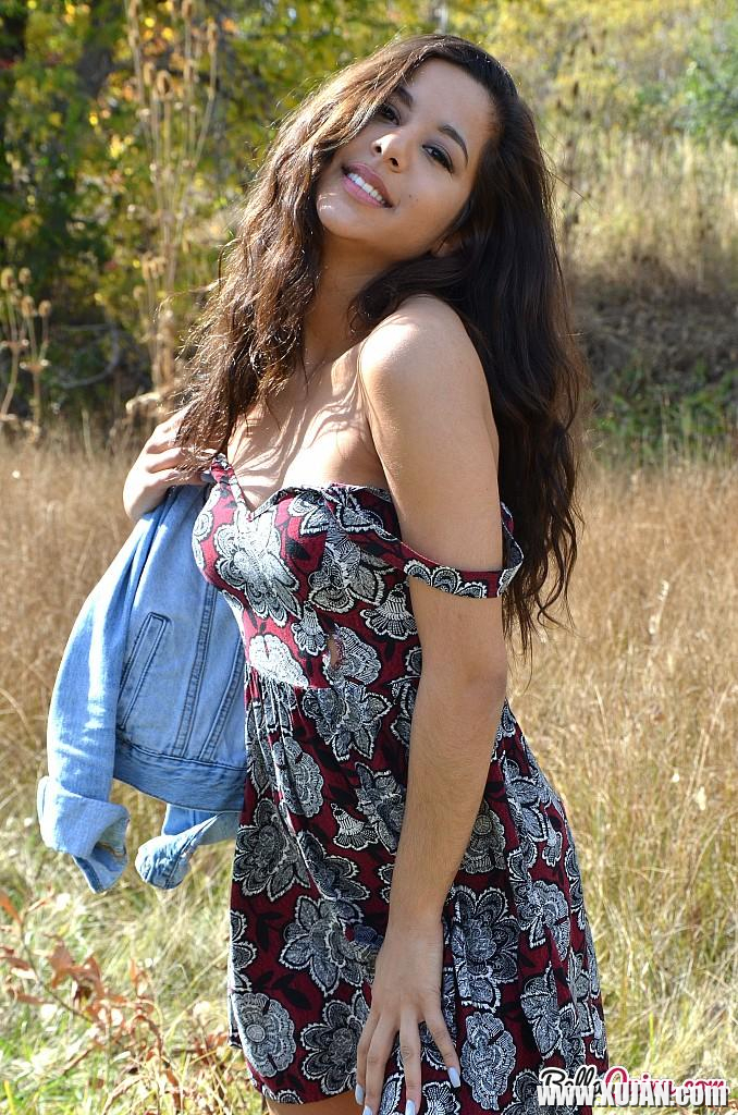Brunette beauty Bella Quinn poses for you in the field - Photo #2553235