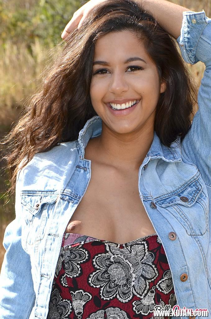 Brunette beauty Bella Quinn poses for you in the field - Photo #2553236