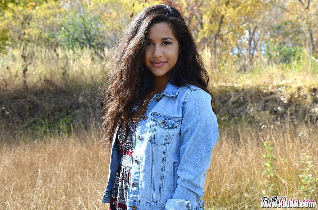 Brunette beauty Bella Quinn poses for you in the field - Photo #2553237