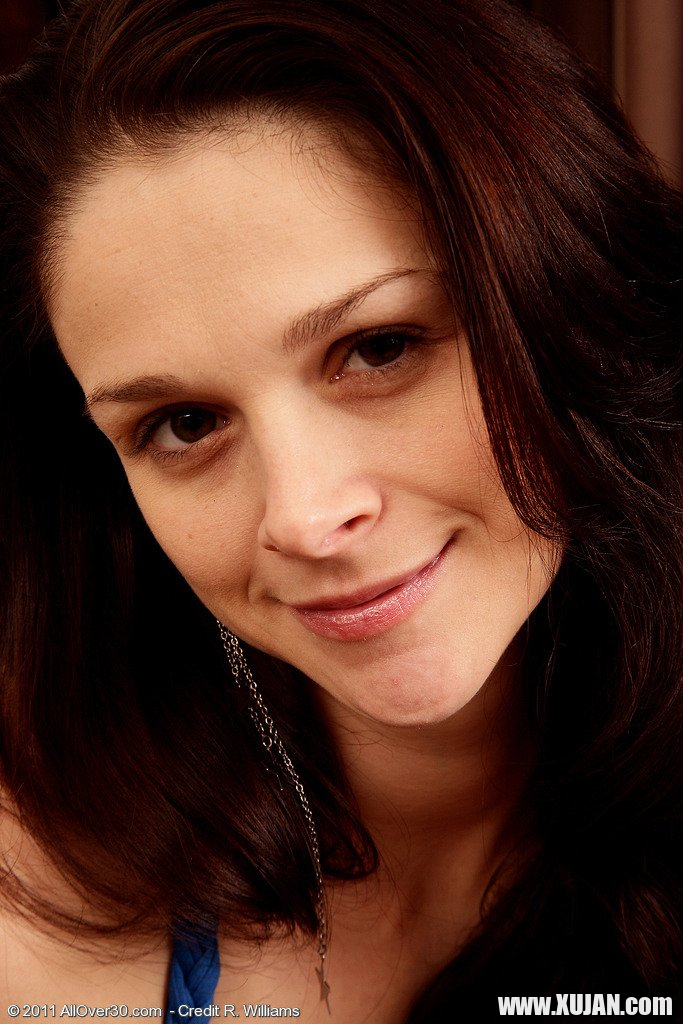 Mature brunette Noname Jane shows her slim body - Photo #2568660