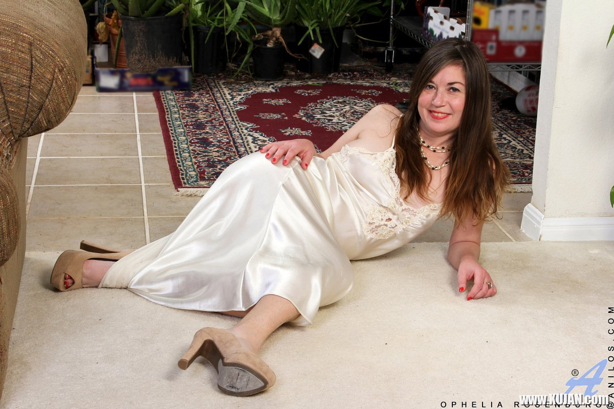 Ophelia Rosenburg sticks a dildo up a hairy snatch - Photo #2569343