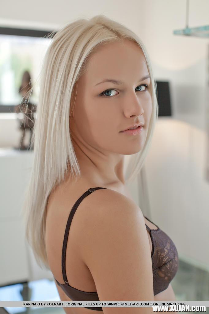 Blonde babe Katharine wears your shirt in the morning - Photo #2571169