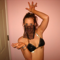 Bellydancer GND Ruby fingering her shaved Pussy