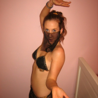 Bellydancer GND Ruby fingering her shaved Pussy