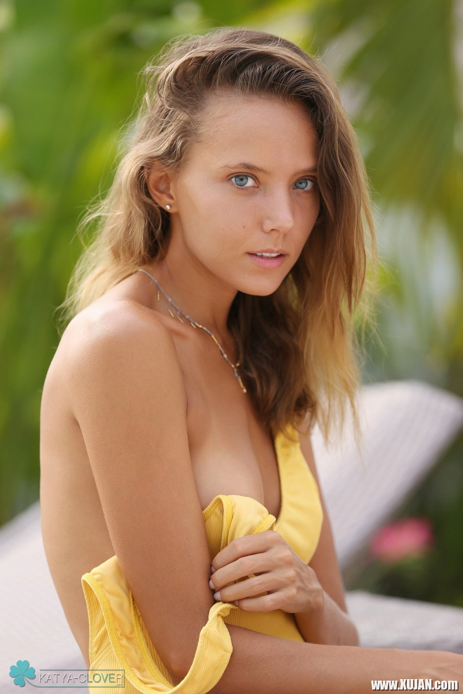 Stunning hottie Katya Clover unveils her boobs outdoors - Photo #2595050