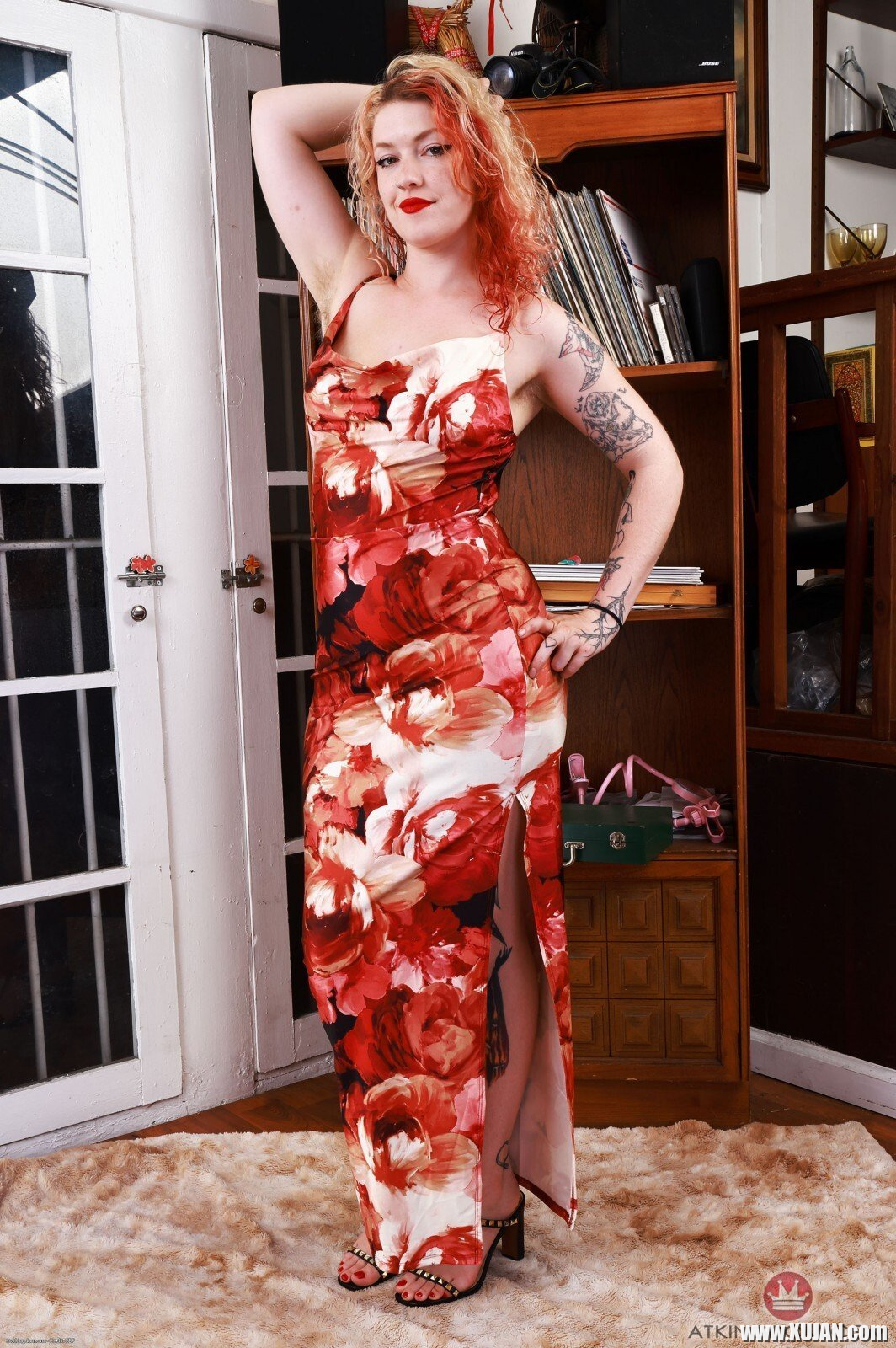 Solo redhead babe showing off her hairy love tube Apricot Pitts - Photo #2599055