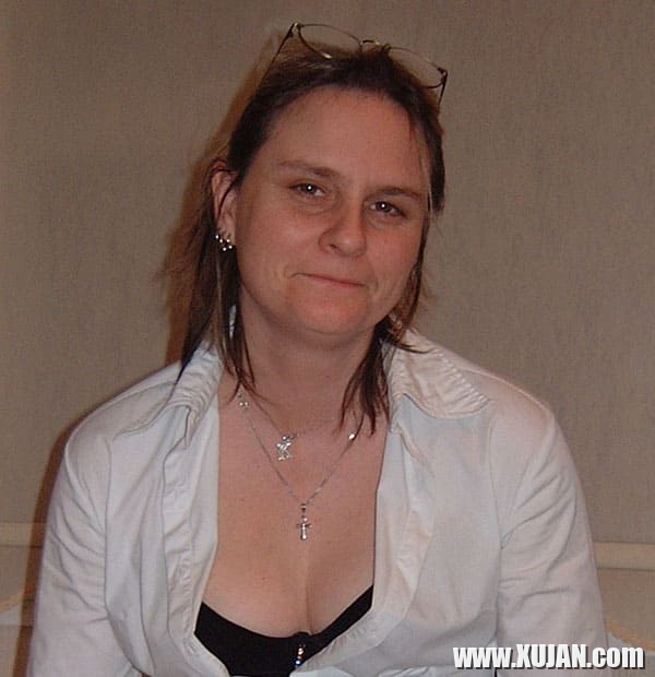Kiny eritasard siruhiov tsitsaghum e ir amusnu dimats - Photo #2614949