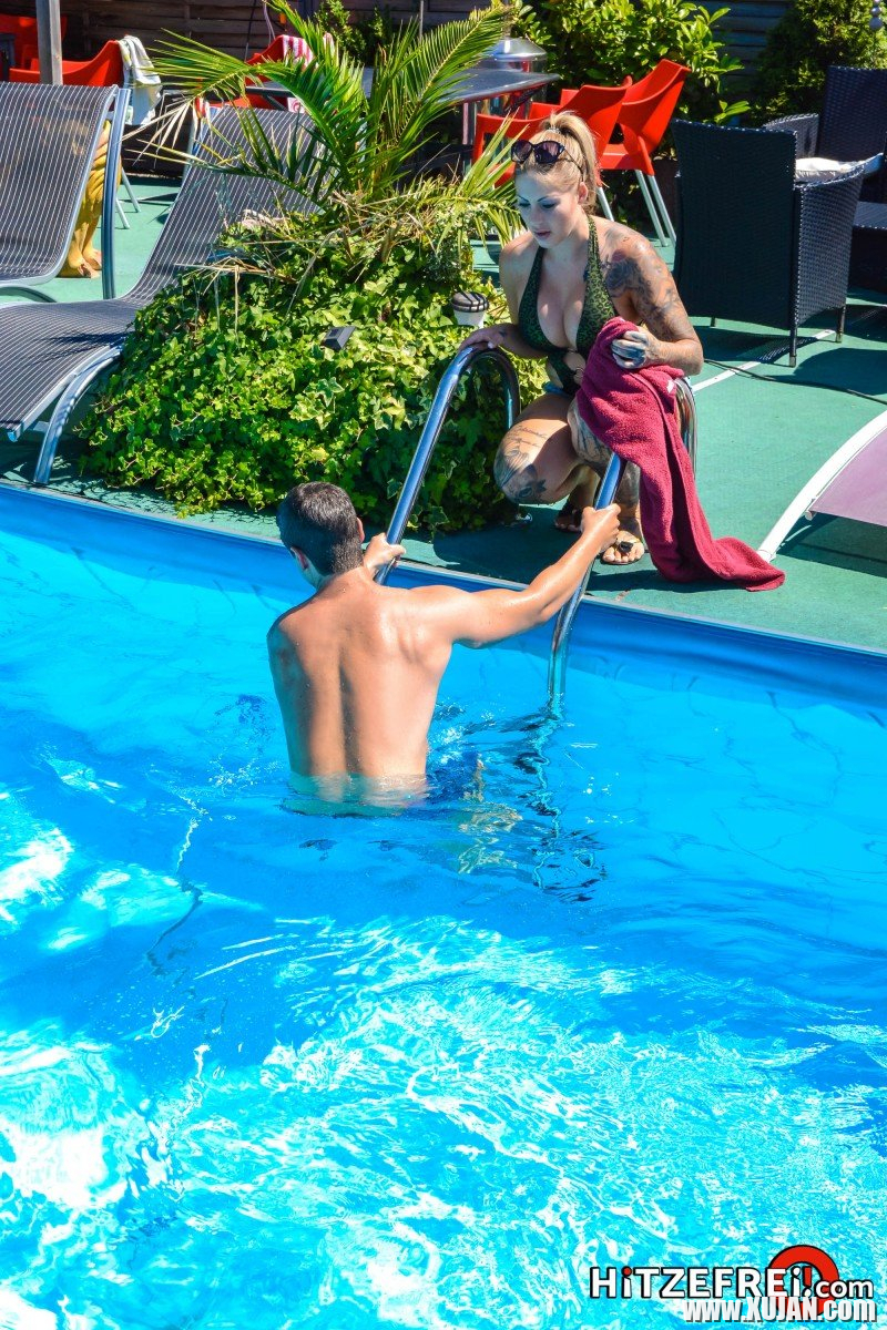 Inked housewife Mia Blow cheats husband with younger pool boy - Photo #2625798