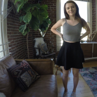 Petite darkhaired qaghtsraveny hhetuyqtutyamb dimavorum e erkar klirov