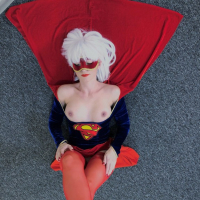 Nude SuperGirl Gnahateq im nor seqsual Cosplay zgestnery