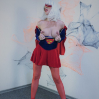 Nude SuperGirl Gnahateq im nor seqsual Cosplay zgestnery