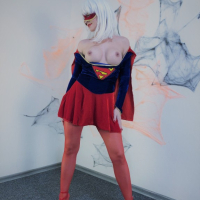 Nude SuperGirl Gnahateq im nor seqsual Cosplay zgestnery
