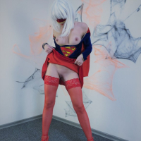 Nude SuperGirl Gnahateq im nor seqsual Cosplay zgestnery