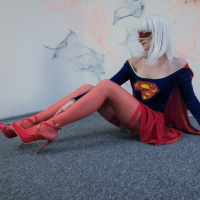 Nude SuperGirl Gnahateq im nor seqsual Cosplay zgestnery