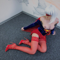 Nude SuperGirl Gnahateq im nor seqsual Cosplay zgestnery