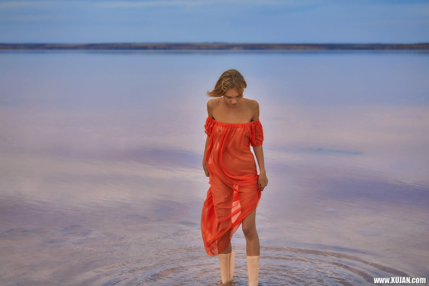Beautiful Hannah Ray walks by the beach in her super sexy outfit - Photo #2633198