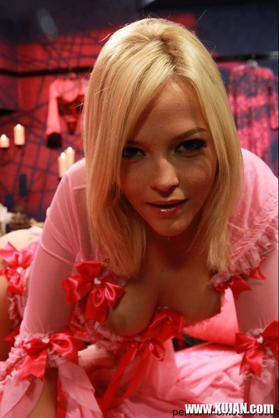 Glamorous blonde Alexis Texas bends over to show her ass in red lingerie - Photo #2638658