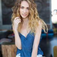 Amazing Yana West shows off her Irresistible Body