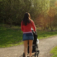 Mi eritasard mayry zbosnum e mini phetuyqov arants krtskalneri ev shalvarneri