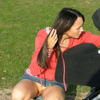 Mi eritasard mayry zbosnum e mini phetuyqov arants krtskalneri ev shalvarneri