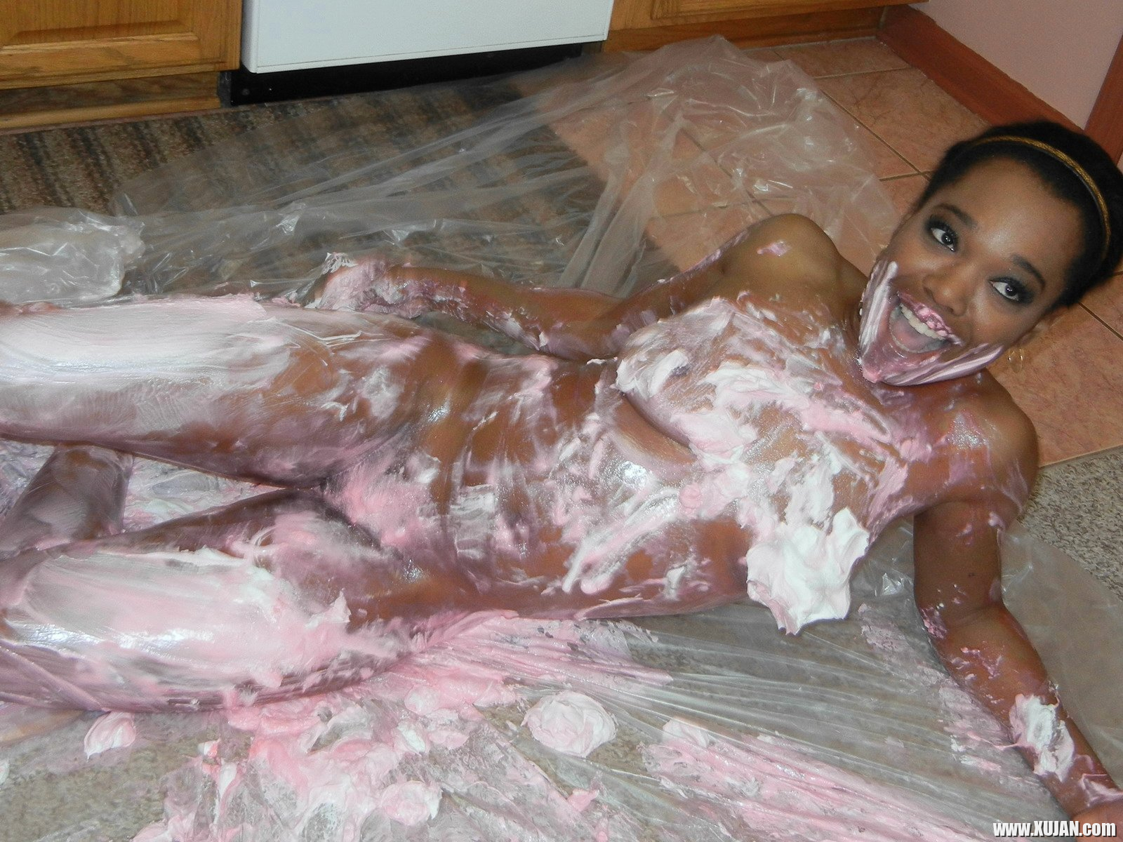Ebony Babe Kelly ochery tsatskvats en kremov - Photo #2655920