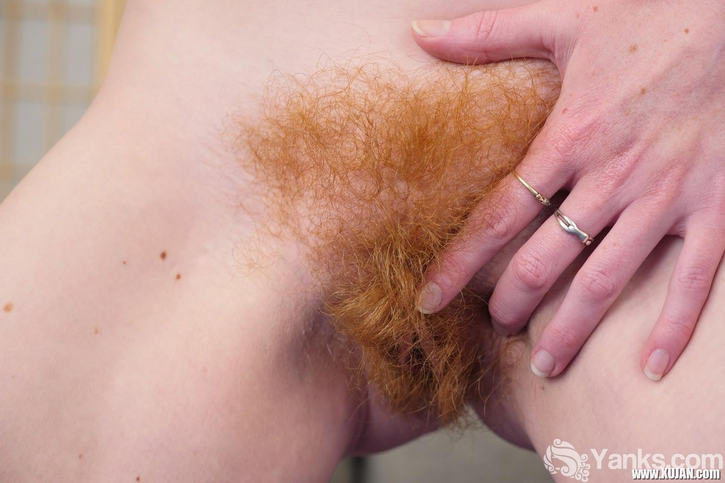 Amateur Ana Molly shows her Hairy red Beaver - Photo #2659654